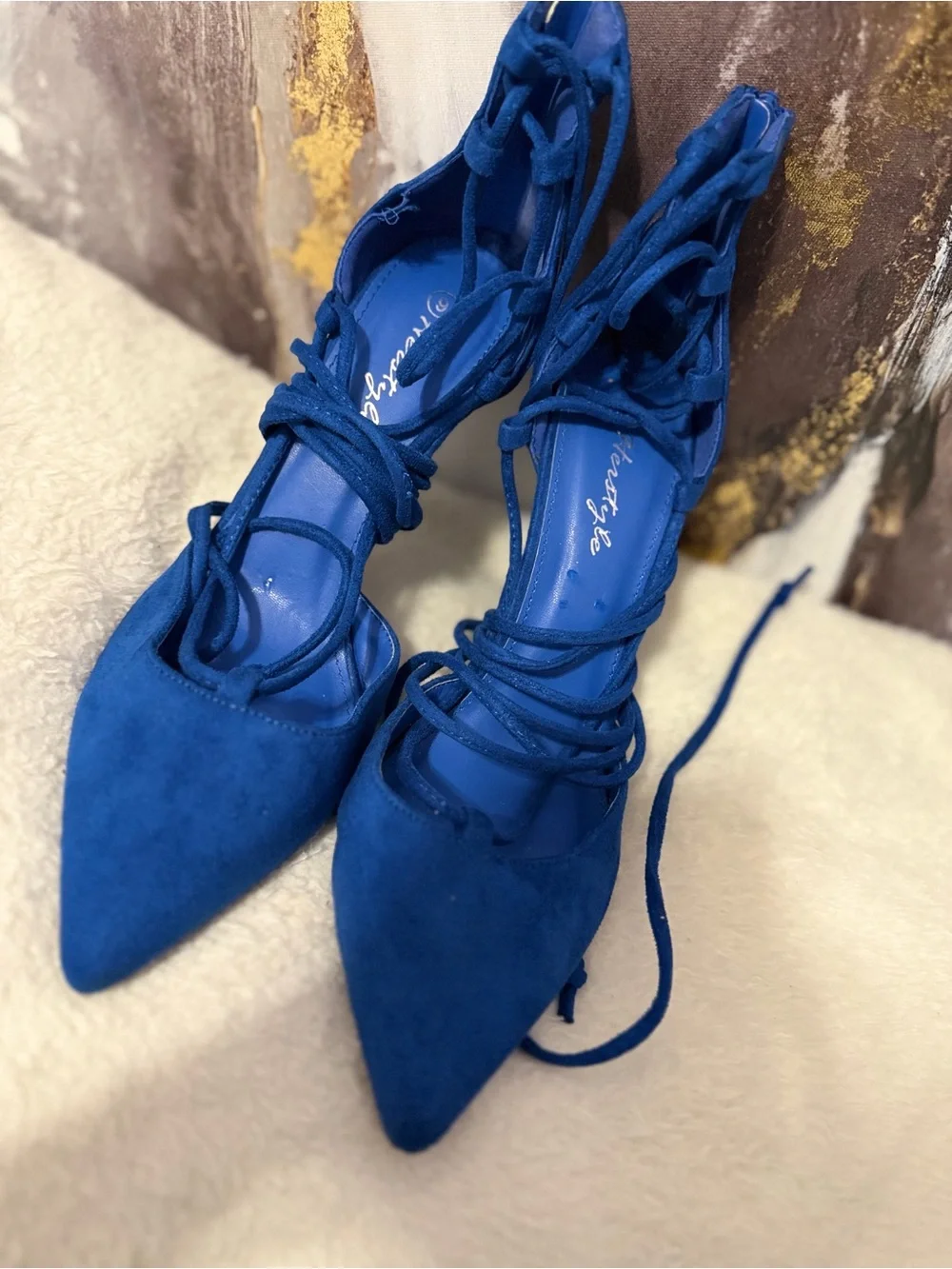 Herstyle elegant pointed